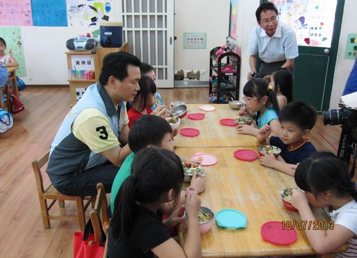 鎮長張錦昆關心鎮立幼兒園營養午餐衛生及安全