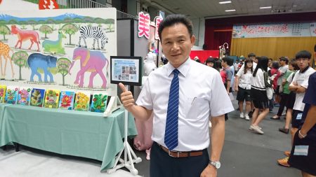 員林市長張錦昆豎起拇指稱讚美術設計聯展是藝術饗宴