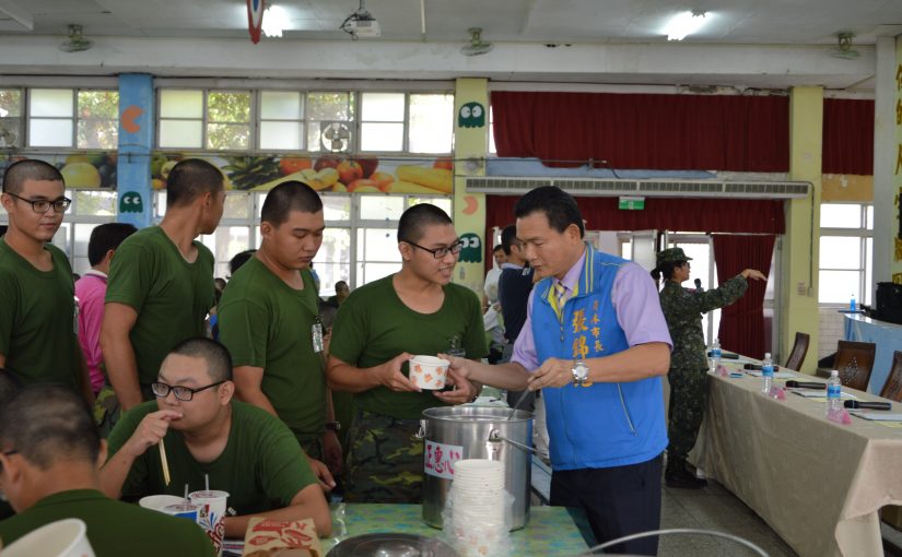 張錦昆赴中坑營區 慰勞市籍新兵